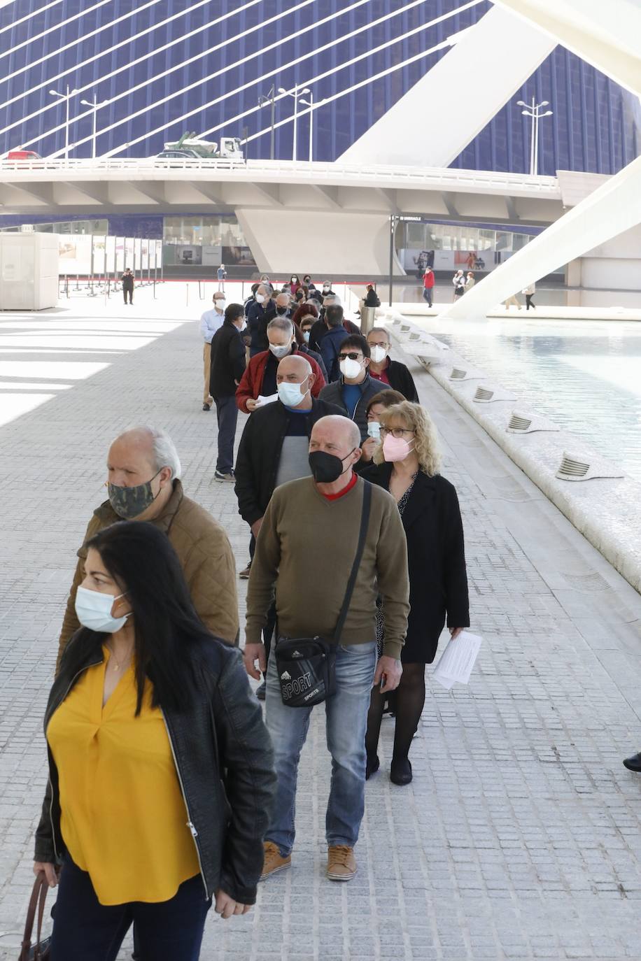 Este lunes, ha arrancado la vacunación masiva en varios puntos de la Comunitat Valenciana. Uno de ellos ha sido la Ciudad de las Artes y las Ciencias, donde Sanidad inyectará con dosis de AstraZeneca a personas de 60 y 61 años. 