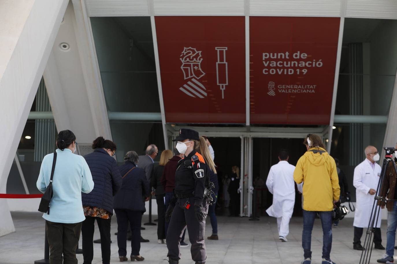 Este lunes, ha arrancado la vacunación masiva en varios puntos de la Comunitat Valenciana. Uno de ellos ha sido la Ciudad de las Artes y las Ciencias, donde Sanidad inyectará con dosis de AstraZeneca a personas de 60 y 61 años. 