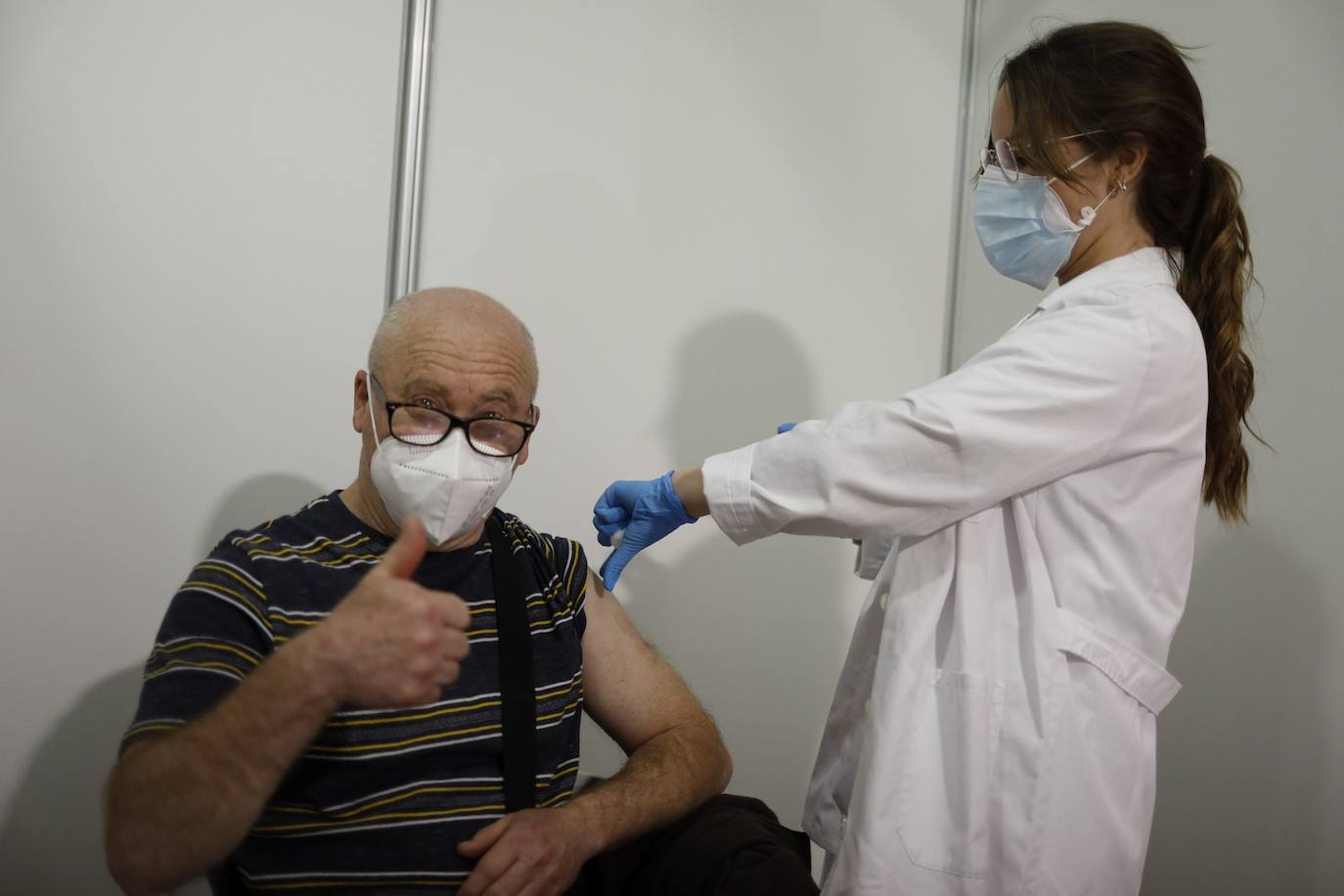 Este lunes, ha arrancado la vacunación masiva en varios puntos de la Comunitat Valenciana. Uno de ellos ha sido la Ciudad de las Artes y las Ciencias, donde Sanidad inyectará con dosis de AstraZeneca a personas de 60 y 61 años. 