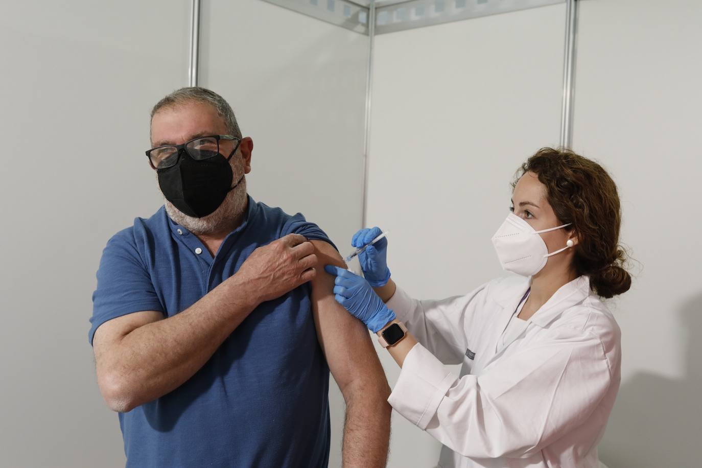 Este lunes, ha arrancado la vacunación masiva en varios puntos de la Comunitat Valenciana. Uno de ellos ha sido la Ciudad de las Artes y las Ciencias, donde Sanidad inyectará con dosis de AstraZeneca a personas de 60 y 61 años. 