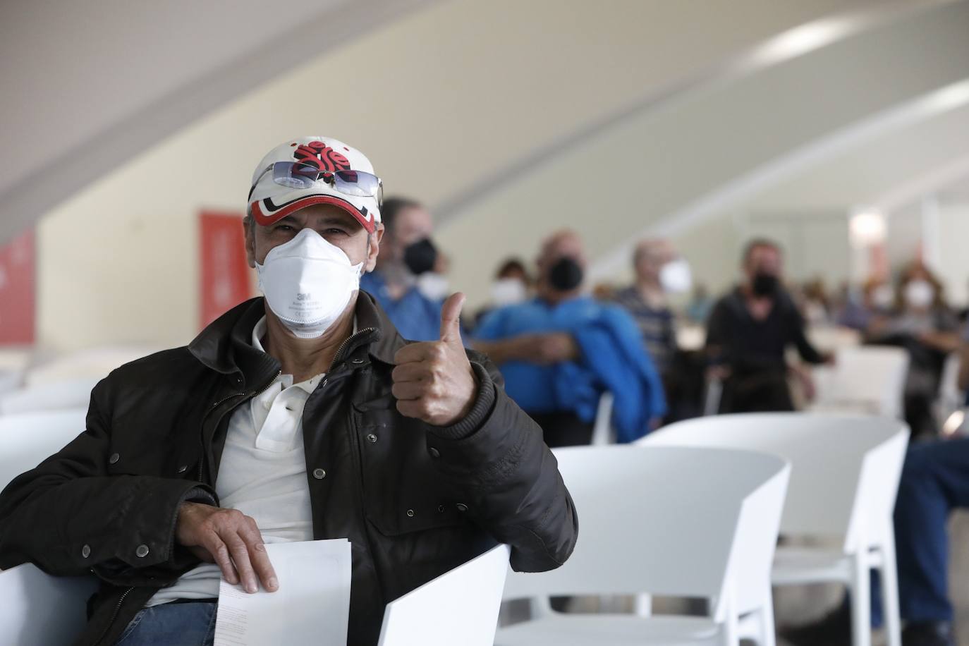 Este lunes, ha arrancado la vacunación masiva en varios puntos de la Comunitat Valenciana. Uno de ellos ha sido la Ciudad de las Artes y las Ciencias, donde Sanidad inyectará con dosis de AstraZeneca a personas de 60 y 61 años. 