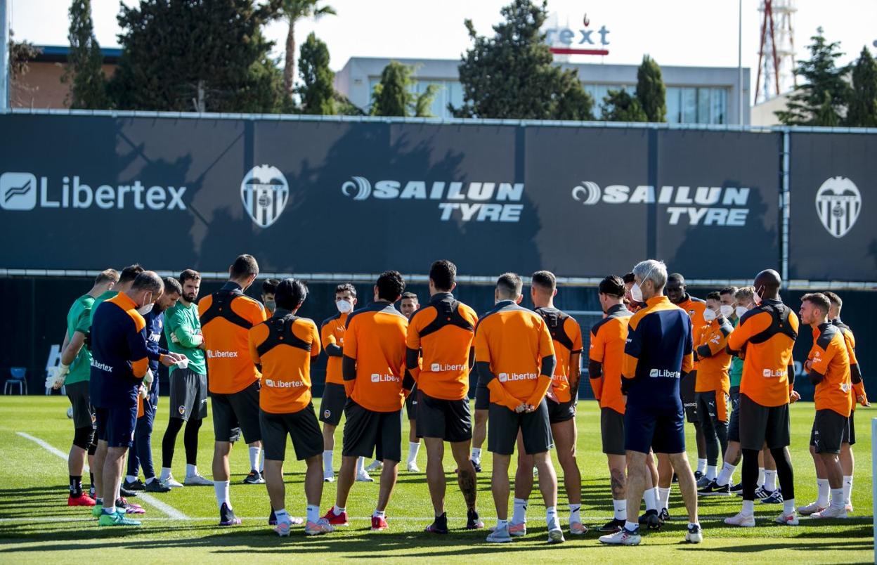 Javi Gracia dialoga con su plantilla sobre el terreno de juego en la sesión de trabajo de ayer. vcf