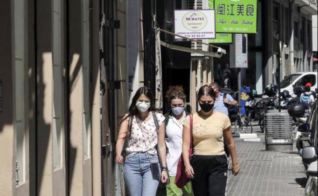 'Chinatown' en Valencia | Comerciantes y vecinos acuerdan una hoja de ruta contra los arcos chinos en Pelayo