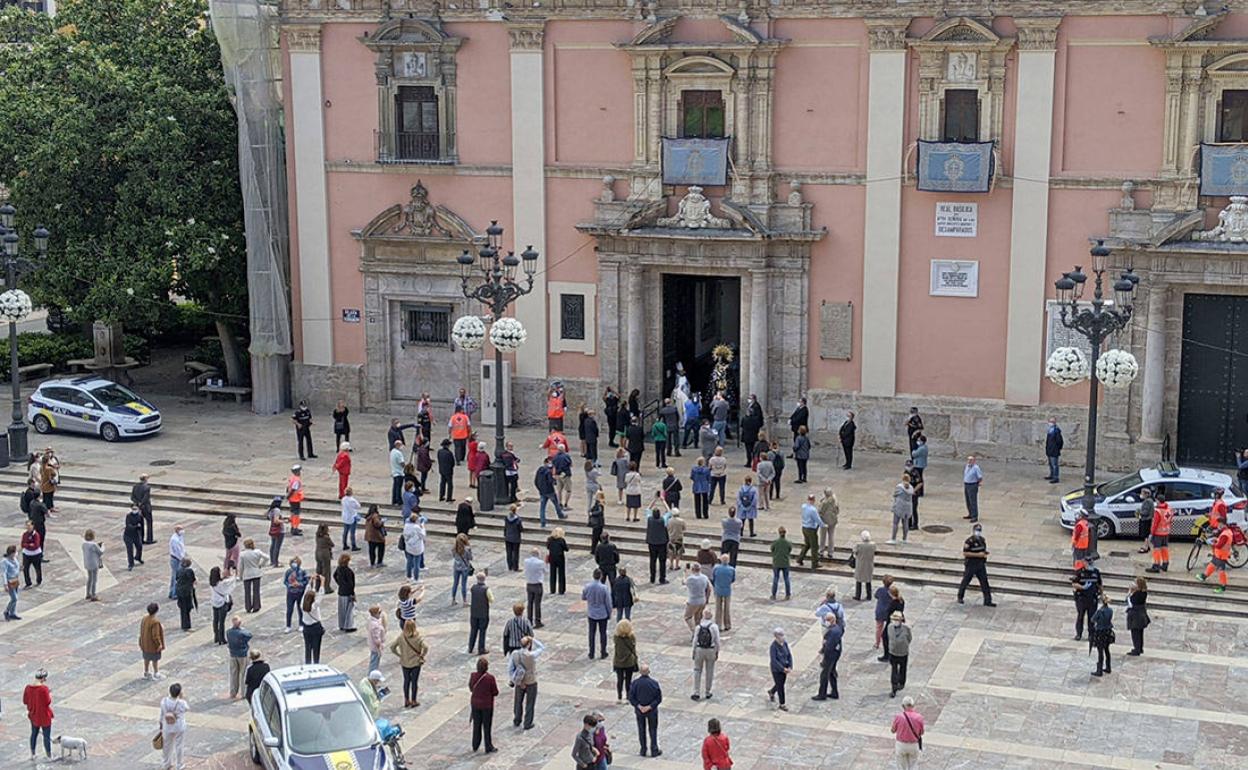 Fieles en la plaza de la Virgen, el pasado año en la misa a puerta cerrada. 