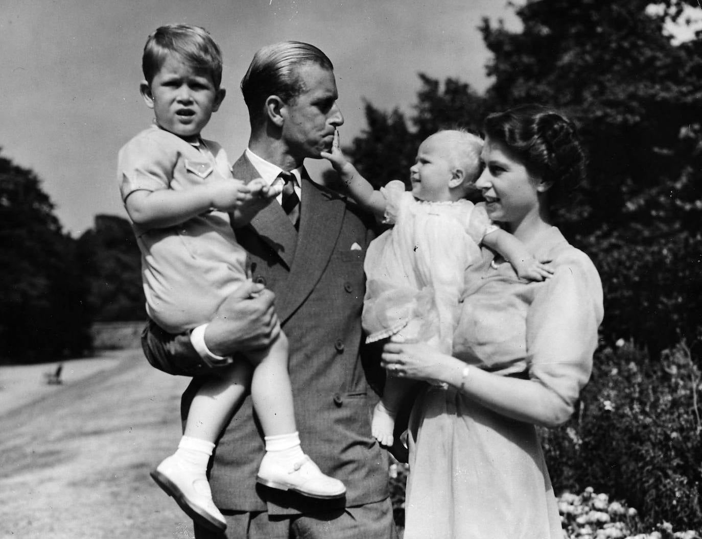 Año 1951, el duque de Edimburgo e Isabel II con sus hijos Carlos y Ana