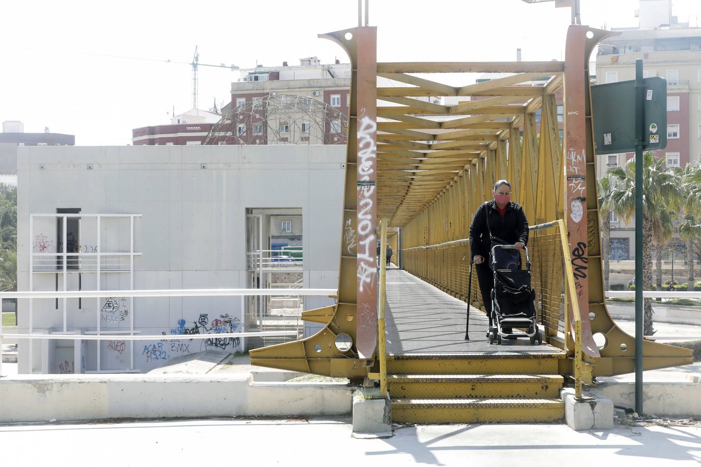 Construida en los años 80 junto al azud de Rovella, la Casa del Agua presenta de nuevo un aspecto degradado, con basura acumulada, estanques secos y pintadas por todos lados. La construcción que preside el tramo del jardín del Turia junto al barrio de Nou Moles no se ha utilizado nunca para nada, recordó ayer la presidenta vecinal de esta parte de la ciudad, Casilda Osa, quien reclamó que «al menos se mantenga limpia».