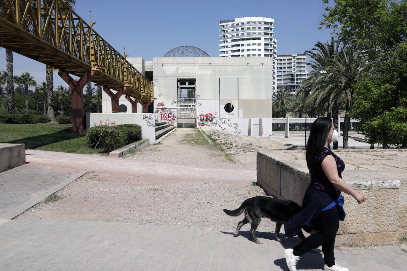 Construida en los años 80 junto al azud de Rovella, la Casa del Agua presenta de nuevo un aspecto degradado, con basura acumulada, estanques secos y pintadas por todos lados. La construcción que preside el tramo del jardín del Turia junto al barrio de Nou Moles no se ha utilizado nunca para nada, recordó ayer la presidenta vecinal de esta parte de la ciudad, Casilda Osa, quien reclamó que «al menos se mantenga limpia».