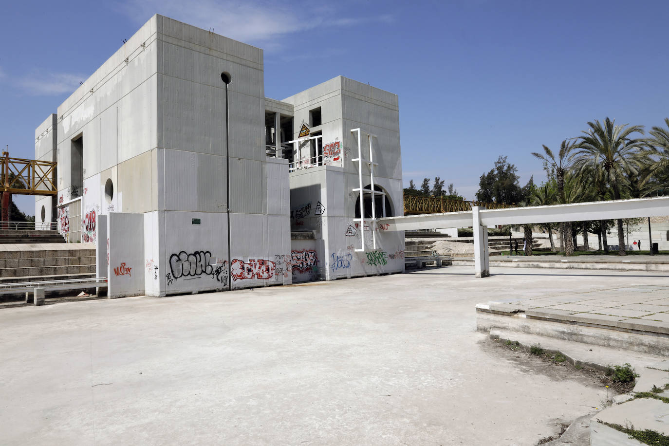 Construida en los años 80 junto al azud de Rovella, la Casa del Agua presenta de nuevo un aspecto degradado, con basura acumulada, estanques secos y pintadas por todos lados. La construcción que preside el tramo del jardín del Turia junto al barrio de Nou Moles no se ha utilizado nunca para nada, recordó ayer la presidenta vecinal de esta parte de la ciudad, Casilda Osa, quien reclamó que «al menos se mantenga limpia».