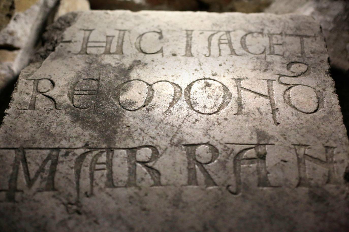 Las fábulas sobre los templarios son legendarias, pero en las profundidades de un castillo de Chipre, una isla del Mediterráneo que perteneció a la cofradía de los cruzados, se esconde un patrimonio todavía muy visible, según los historiadores. En la parte baja de una estrecha y empinada escalera de piedra del fuerte de la ciudad portuaria de Limassol, en una sala abovedada y bordeada de lápidas de caballeros medievales, se encuentra la capilla en la que el rey de Inglaterra Ricardo I, llamado «Corazón de León», se habría casado, de camino a las cruzadas, en 1192. Los templarios, un ejército internacional de combatientes de élite creado para proteger a los peregrinos europeos en su camino hacia Jerusalén, también hicieron de Chipre su cuartel general para dirigir campañas militares autorizadas por el papa en Tierra Santa. Así es por dentro esta fortaleza medieval