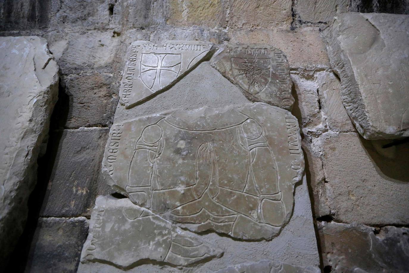 Las fábulas sobre los templarios son legendarias, pero en las profundidades de un castillo de Chipre, una isla del Mediterráneo que perteneció a la cofradía de los cruzados, se esconde un patrimonio todavía muy visible, según los historiadores. En la parte baja de una estrecha y empinada escalera de piedra del fuerte de la ciudad portuaria de Limassol, en una sala abovedada y bordeada de lápidas de caballeros medievales, se encuentra la capilla en la que el rey de Inglaterra Ricardo I, llamado «Corazón de León», se habría casado, de camino a las cruzadas, en 1192. Los templarios, un ejército internacional de combatientes de élite creado para proteger a los peregrinos europeos en su camino hacia Jerusalén, también hicieron de Chipre su cuartel general para dirigir campañas militares autorizadas por el papa en Tierra Santa. Así es por dentro esta fortaleza medieval