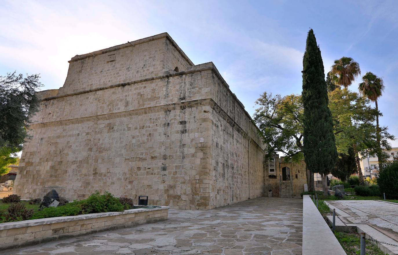 Las fábulas sobre los templarios son legendarias, pero en las profundidades de un castillo de Chipre, una isla del Mediterráneo que perteneció a la cofradía de los cruzados, se esconde un patrimonio todavía muy visible, según los historiadores. En la parte baja de una estrecha y empinada escalera de piedra del fuerte de la ciudad portuaria de Limassol, en una sala abovedada y bordeada de lápidas de caballeros medievales, se encuentra la capilla en la que el rey de Inglaterra Ricardo I, llamado «Corazón de León», se habría casado, de camino a las cruzadas, en 1192. Los templarios, un ejército internacional de combatientes de élite creado para proteger a los peregrinos europeos en su camino hacia Jerusalén, también hicieron de Chipre su cuartel general para dirigir campañas militares autorizadas por el papa en Tierra Santa. Así es por dentro esta fortaleza medieval