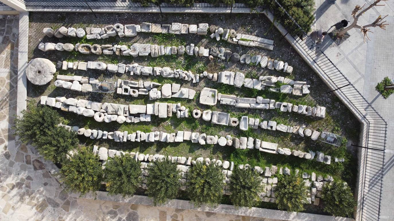 Las fábulas sobre los templarios son legendarias, pero en las profundidades de un castillo de Chipre, una isla del Mediterráneo que perteneció a la cofradía de los cruzados, se esconde un patrimonio todavía muy visible, según los historiadores. En la parte baja de una estrecha y empinada escalera de piedra del fuerte de la ciudad portuaria de Limassol, en una sala abovedada y bordeada de lápidas de caballeros medievales, se encuentra la capilla en la que el rey de Inglaterra Ricardo I, llamado «Corazón de León», se habría casado, de camino a las cruzadas, en 1192. Los templarios, un ejército internacional de combatientes de élite creado para proteger a los peregrinos europeos en su camino hacia Jerusalén, también hicieron de Chipre su cuartel general para dirigir campañas militares autorizadas por el papa en Tierra Santa. Así es por dentro esta fortaleza medieval