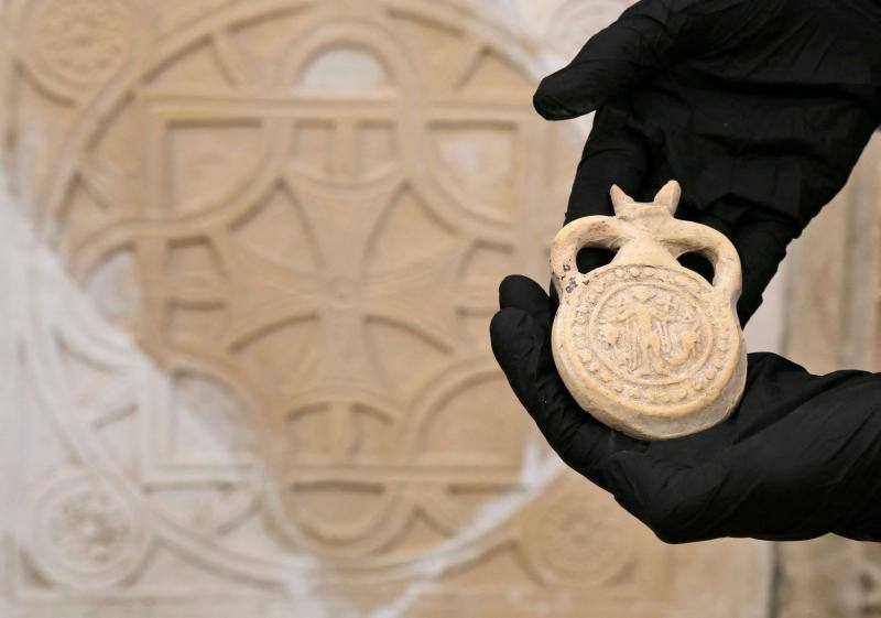 Las fábulas sobre los templarios son legendarias, pero en las profundidades de un castillo de Chipre, una isla del Mediterráneo que perteneció a la cofradía de los cruzados, se esconde un patrimonio todavía muy visible, según los historiadores. En la parte baja de una estrecha y empinada escalera de piedra del fuerte de la ciudad portuaria de Limassol, en una sala abovedada y bordeada de lápidas de caballeros medievales, se encuentra la capilla en la que el rey de Inglaterra Ricardo I, llamado «Corazón de León», se habría casado, de camino a las cruzadas, en 1192. Los templarios, un ejército internacional de combatientes de élite creado para proteger a los peregrinos europeos en su camino hacia Jerusalén, también hicieron de Chipre su cuartel general para dirigir campañas militares autorizadas por el papa en Tierra Santa. Así es por dentro esta fortaleza medieval