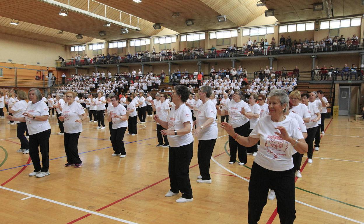 Exhibición deportiva de personas mayores en el polideportivo del Cabanyal.