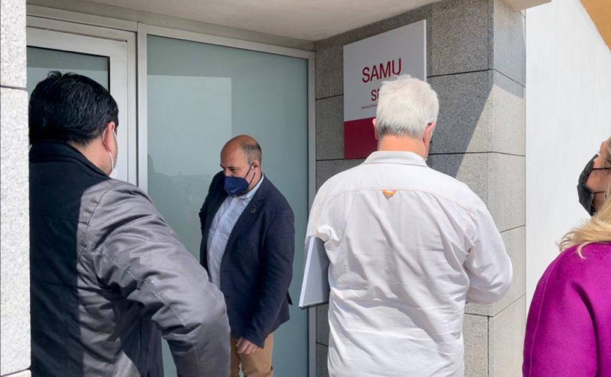 El alcalde, Paco Gómez, acompaña a  la directora  de Emergencias Sanitarias, Rosa Ruiz, en su visita.  
