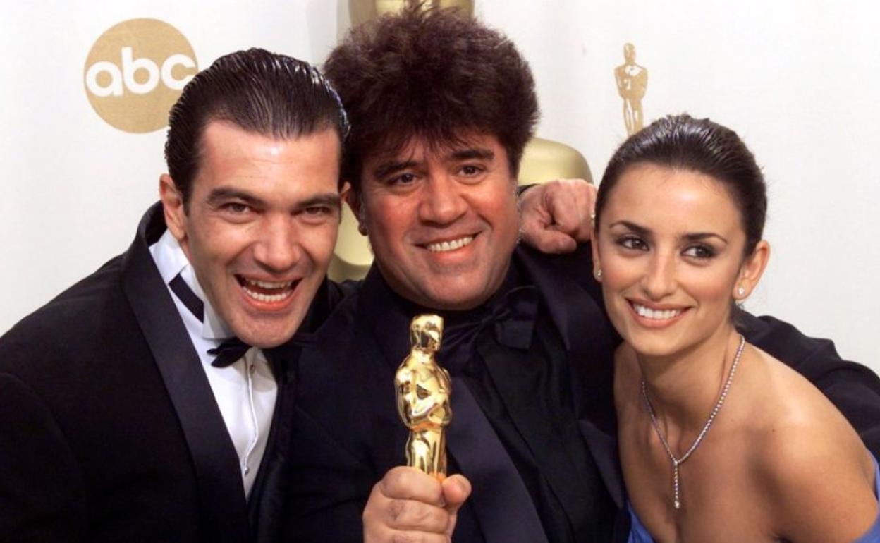 Pedro Almodóvar (centro) posa junto a Antonio Banderas y Penélope Cruz tras recibir un Óscar.