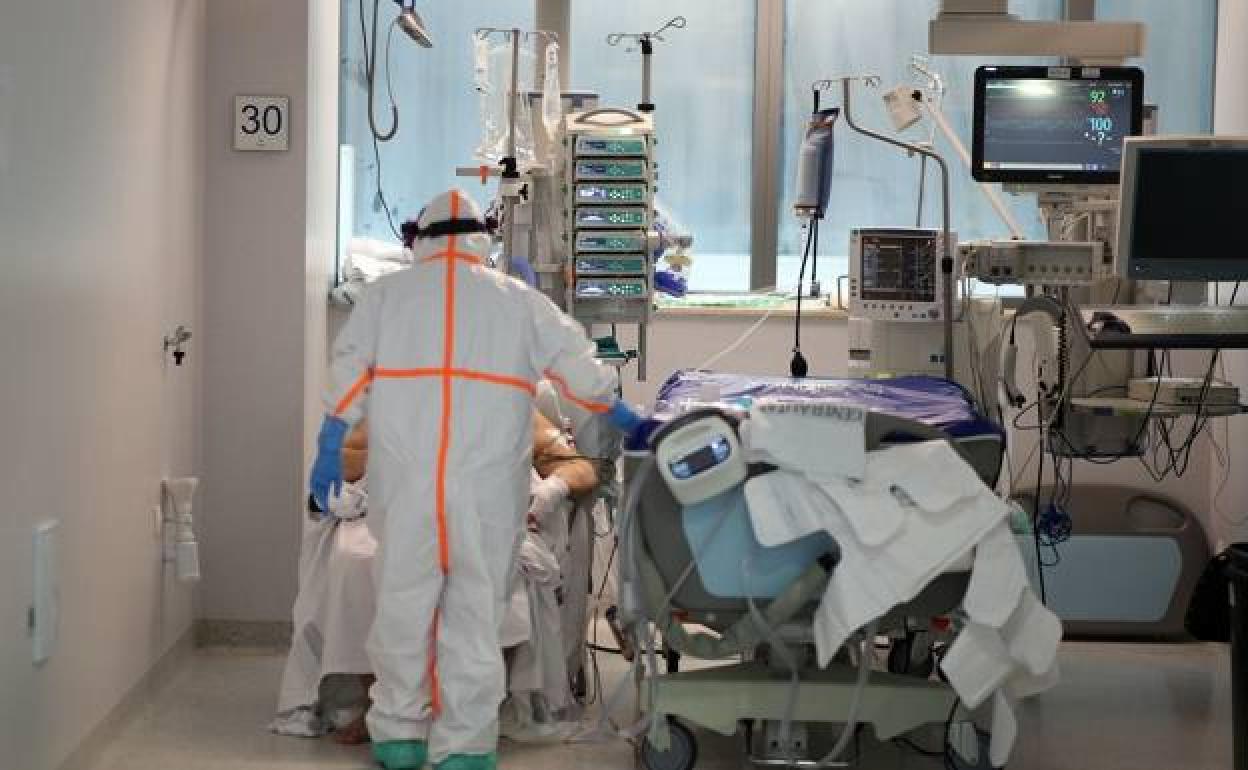 Personal sanitario atiende a un enfermo de coronavirus en el Hospital La Fe de Valencia.