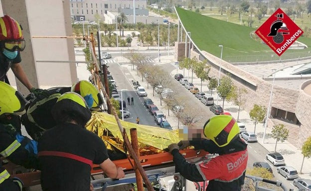 Imagen del rescate, esta mañana en la calle Argentina de Elche. 