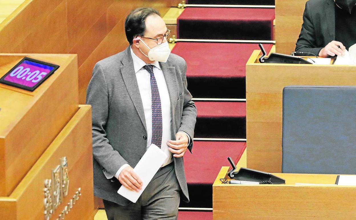 El conseller de Hacienda, Vicent Soler, durante una comparecencia en Les Corts 