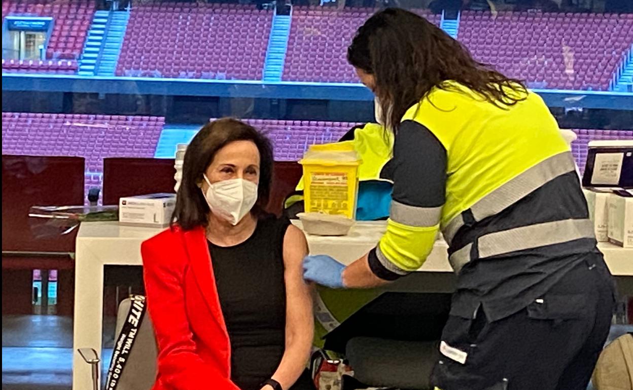 La ministra de Defensa, Margarita Robles, recibió también a principios del mes de abril la vacuna de AstraZeneca en el Wanda Metropolitano