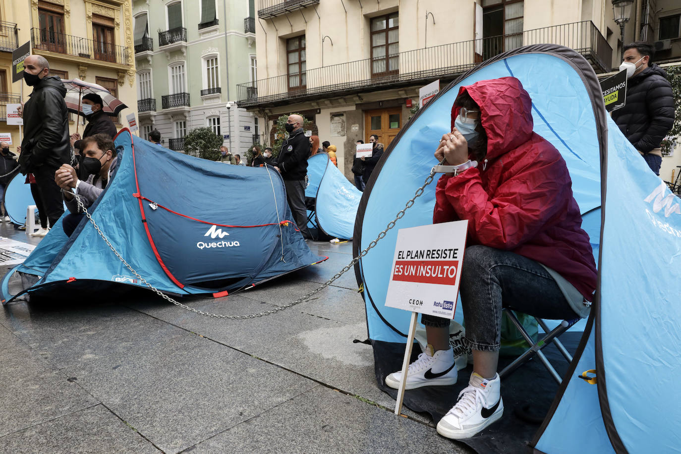 Los empresarios de los locales denuncian que el cierre por la crisis sanitaria les cuesta cada día 800 euros en pérdidas 