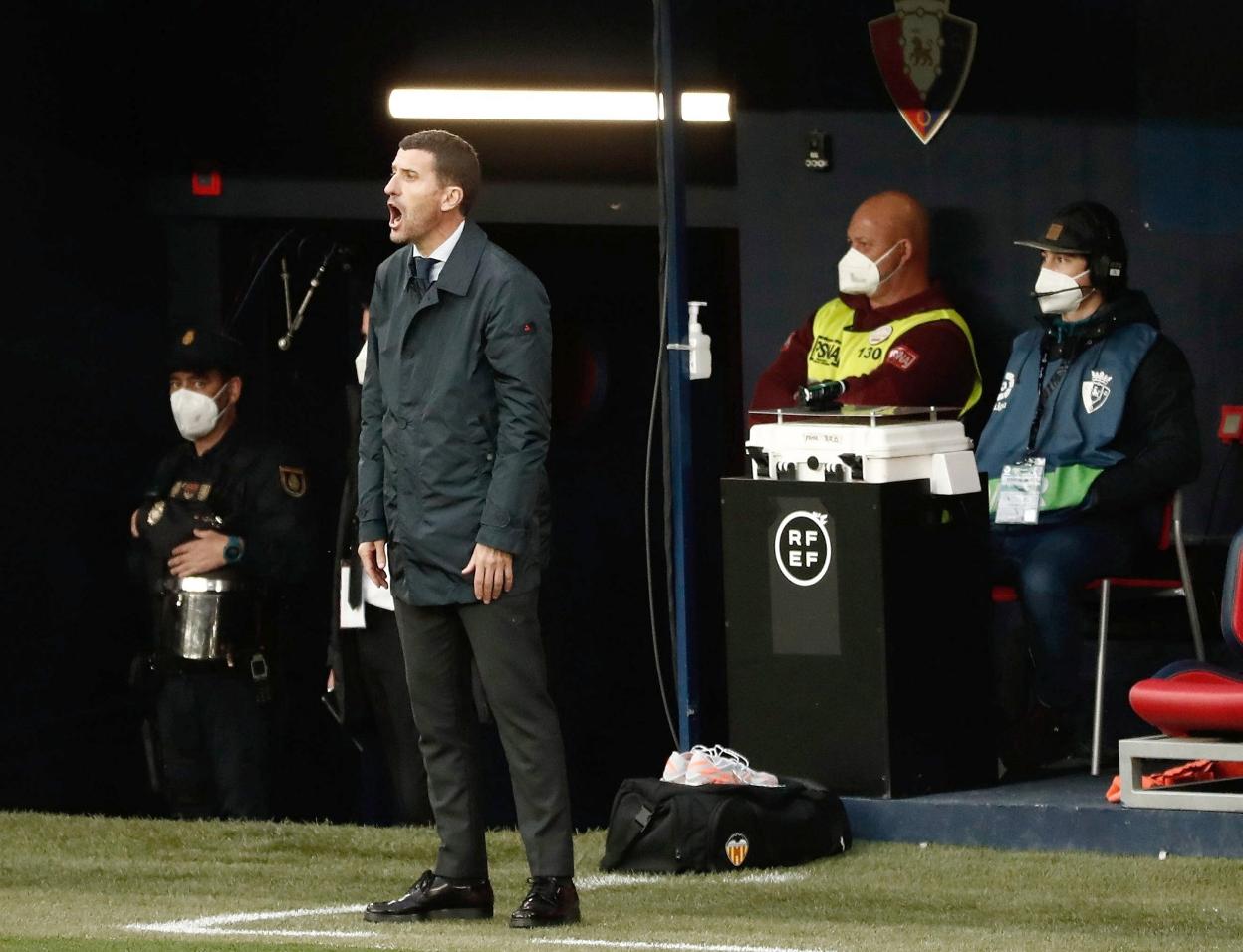 Javi Gracia, ayer en el estadio de Osasuna dando instrucciones a sus jugadores. efe
