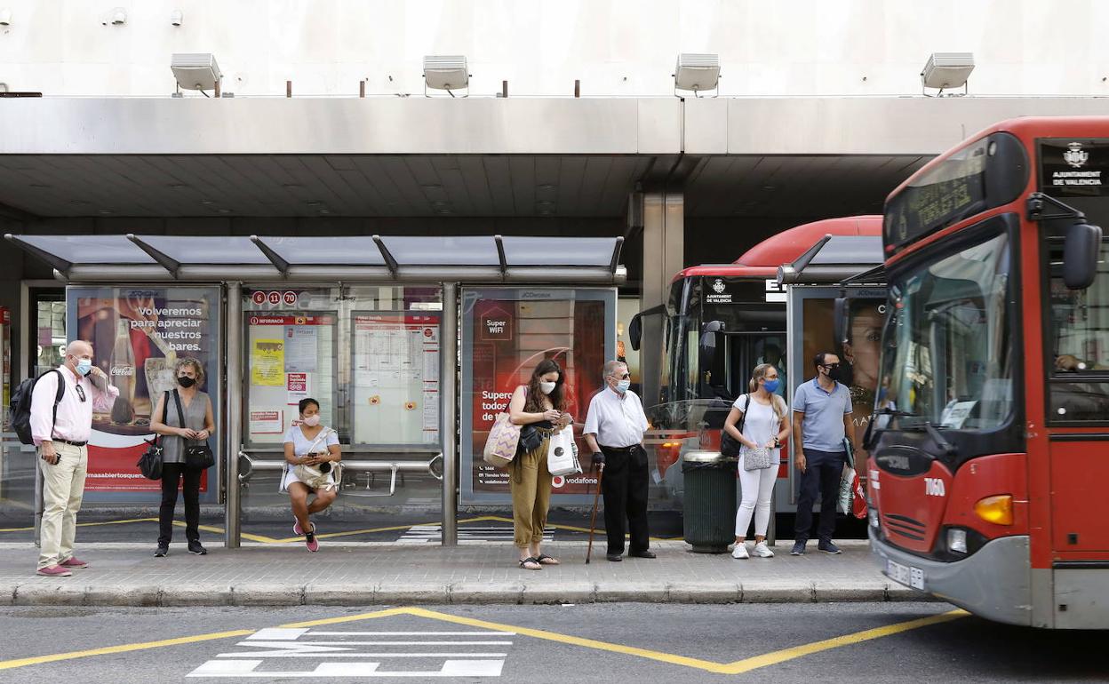 Parada de la EMT en el centro de Valencia. 