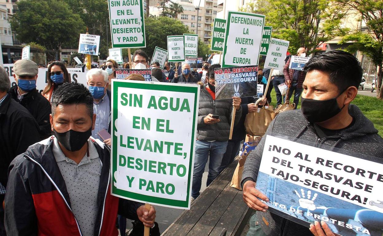 Imagen de la manifestación de este jueves frente a la Subdelegación del Gobierno en Alicante.