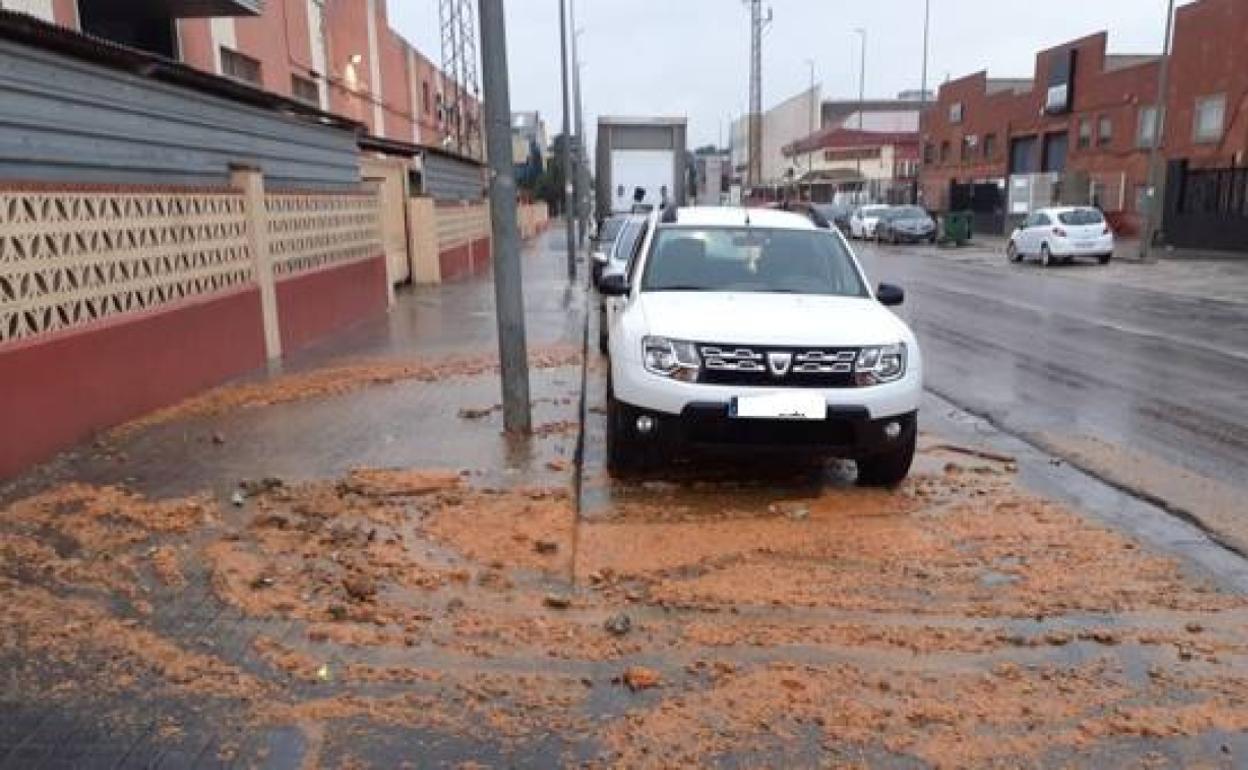 El vertido de aceite en la calzada del acceso principal a la localidad. 