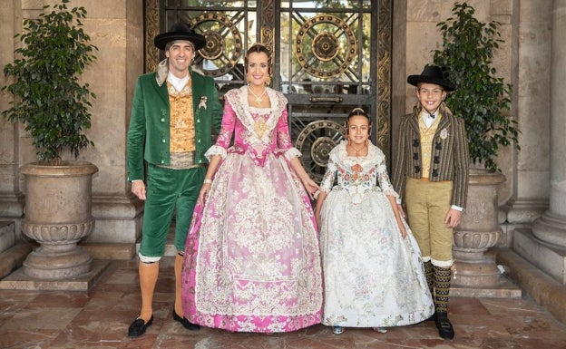 Imagen principal - Representantes de la falla Convento y comercios de la calle Pelayo. 