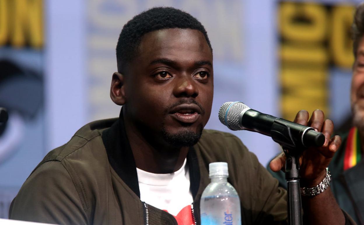 Daniel Kaluuya habla sobre 'Black Panther' en una convención de cómics.