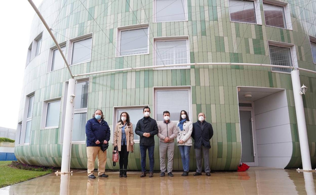 El alcalde, Juan Antonio Sagredo y representantes de la EGM, visitan el edificio. 