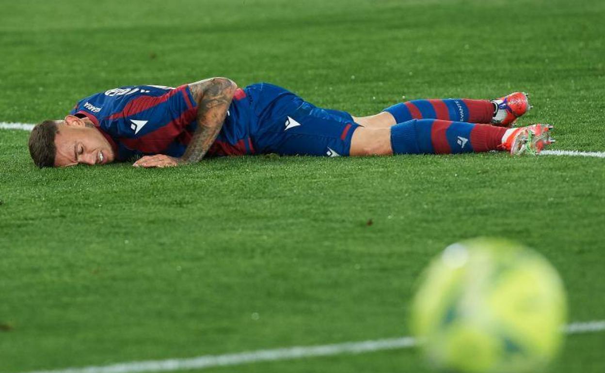 Roger, en el suelo durante el duelo ante el Villarreal