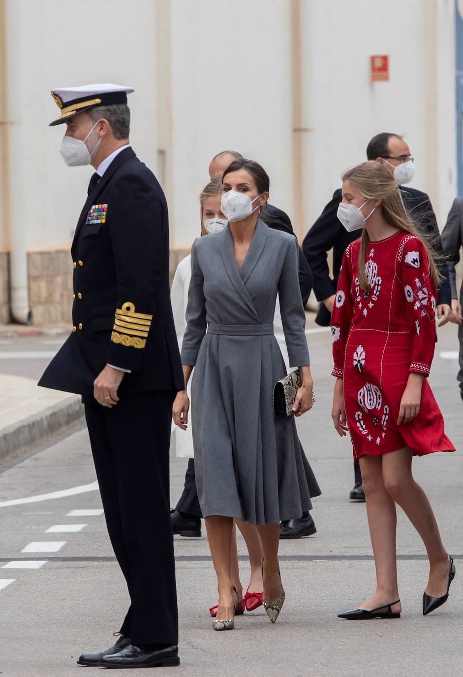 Sus Majestades los Reyes Felipe VI y doña Letizia, acompañados por la Princesa de Asturias, Leonor, y la Infanta Sofía, han presidido este jueves la ceremonia de puesta a flote del S-81, el primer submarino de la serie S-80, en el astillero de Navantia en Cartagena.