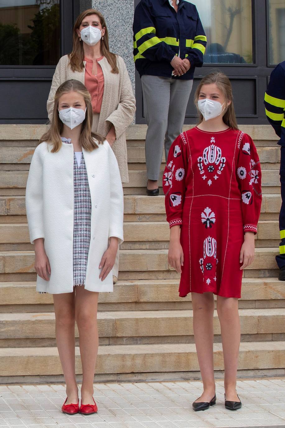 Sus Majestades los Reyes Felipe VI y doña Letizia, acompañados por la Princesa de Asturias, Leonor, y la Infanta Sofía, han presidido este jueves la ceremonia de puesta a flote del S-81, el primer submarino de la serie S-80, en el astillero de Navantia en Cartagena.