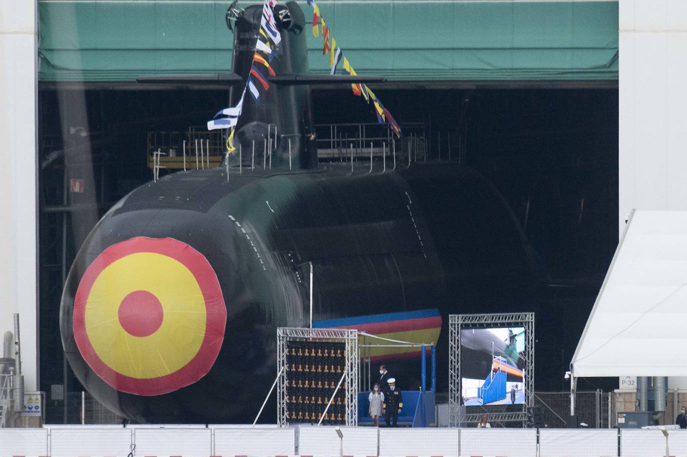 Sus Majestades los Reyes Felipe VI y doña Letizia, acompañados por la Princesa de Asturias, Leonor, y la Infanta Sofía, han presidido este jueves la ceremonia de puesta a flote del S-81, el primer submarino de la serie S-80, en el astillero de Navantia en Cartagena.