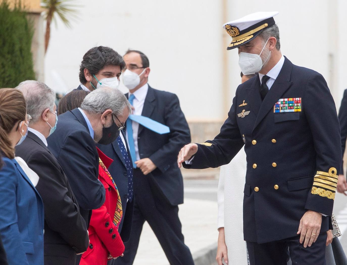 Sus Majestades los Reyes Felipe VI y doña Letizia, acompañados por la Princesa de Asturias, Leonor, y la Infanta Sofía, han presidido este jueves la ceremonia de puesta a flote del S-81, el primer submarino de la serie S-80, en el astillero de Navantia en Cartagena.