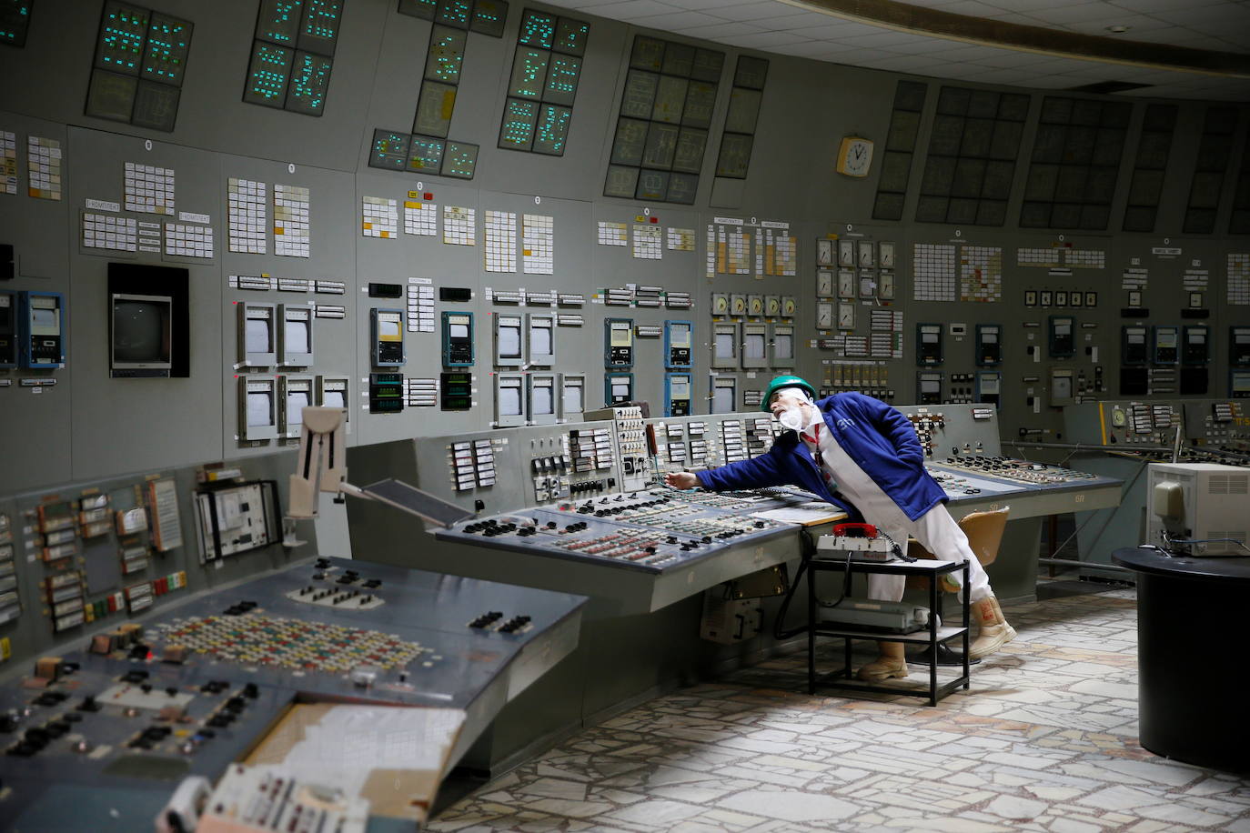 Ucrania pretende convertir las ruinas de Chernobyl en Patrimonio Mundial de la Humanidad. La zona de exclusión permanece abandonada tras el desastre nuclear producido el 26 de abril de 1986 y hoy se ha convertido en un santurario para los amantes del turismo oscuro. También es el recuerdo físico del horror, donde el paso del tiempo acentúa esa sensación de catástrofe, de vida arrasada de golpe, que transmite cada objeto del lugar.