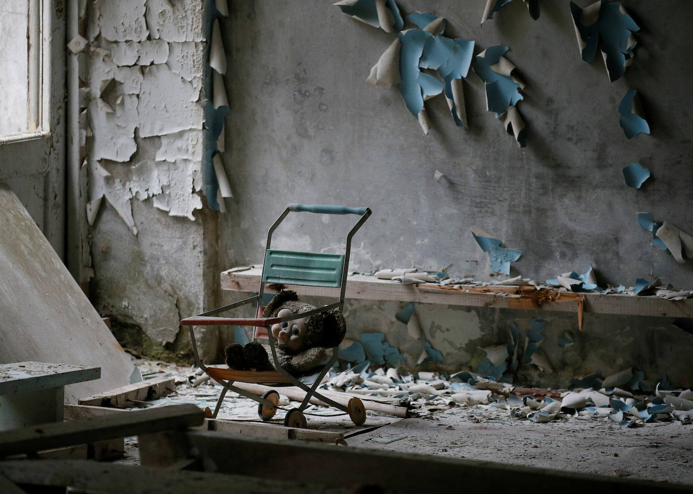 Ucrania pretende convertir las ruinas de Chernobyl en Patrimonio Mundial de la Humanidad. La zona de exclusión permanece abandonada tras el desastre nuclear producido el 26 de abril de 1986 y hoy se ha convertido en un santurario para los amantes del turismo oscuro. También es el recuerdo físico del horror, donde el paso del tiempo acentúa esa sensación de catástrofe, de vida arrasada de golpe, que transmite cada objeto del lugar.