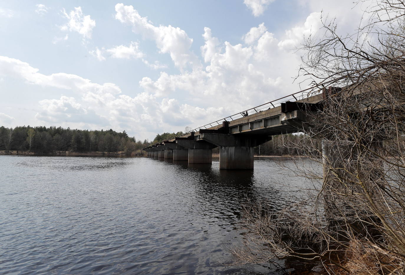 Ucrania pretende convertir las ruinas de Chernobyl en Patrimonio Mundial de la Humanidad. La zona de exclusión permanece abandonada tras el desastre nuclear producido el 26 de abril de 1986 y hoy se ha convertido en un santurario para los amantes del turismo oscuro. También es el recuerdo físico del horror, donde el paso del tiempo acentúa esa sensación de catástrofe, de vida arrasada de golpe, que transmite cada objeto del lugar.