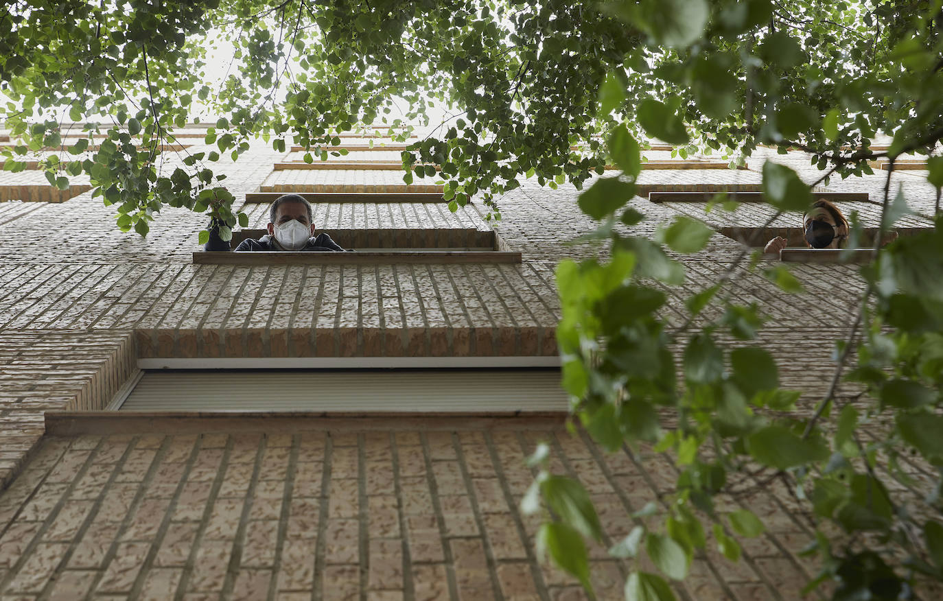 José Ramon y Marta, vecinos de Benimaclet, nos abren su casa para enseñarnos cómo viven con un árbol que prácticamente lo tiene pegado a la ventana. Llevan años intentado que el Ayuntamiento pode el árbol de 15 metros de altura.