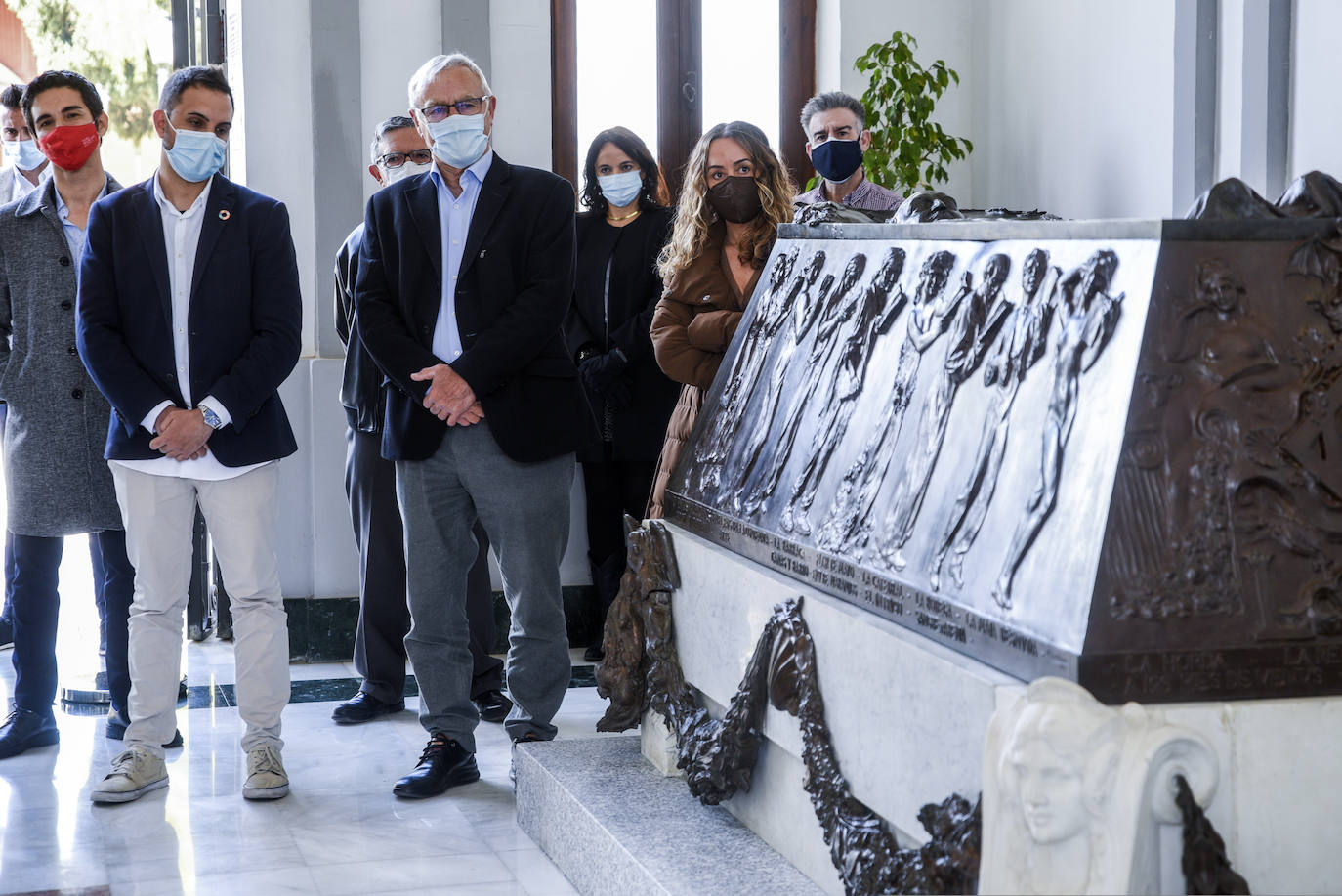 El monumento funerario, que el pasado 6 de abril salió del Museo de Bellas Artes de Valencia, se encuentra situado desde la mañana de este viernes en el vestíbulo del camposanto y se puede visitar.