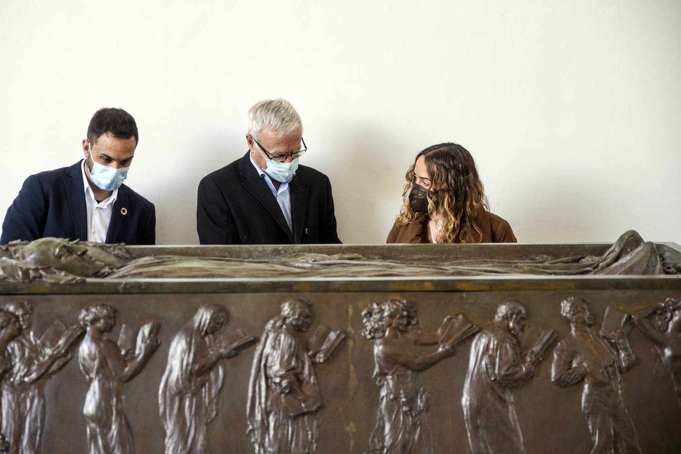 El monumento funerario, que el pasado 6 de abril salió del Museo de Bellas Artes de Valencia, se encuentra situado desde la mañana de este viernes en el vestíbulo del camposanto y se puede visitar.