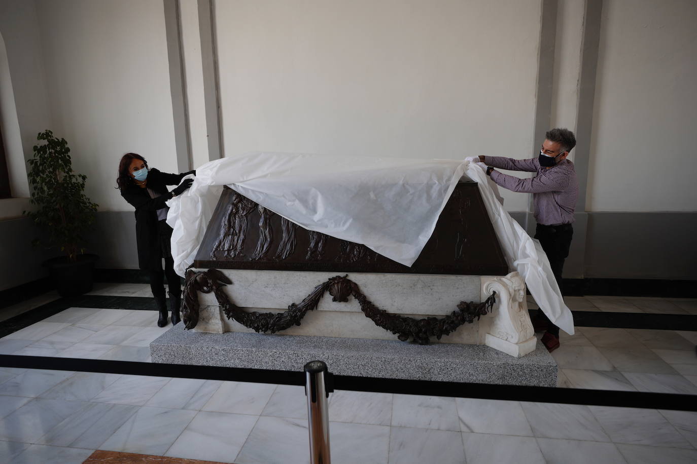 El monumento funerario, que el pasado 6 de abril salió del Museo de Bellas Artes de Valencia, se encuentra situado desde la mañana de este viernes en el vestíbulo del camposanto y se puede visitar.