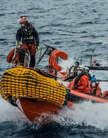 Imagen secundaria 2 - Labores de los equipos de rescate en el Canal de Sicilia