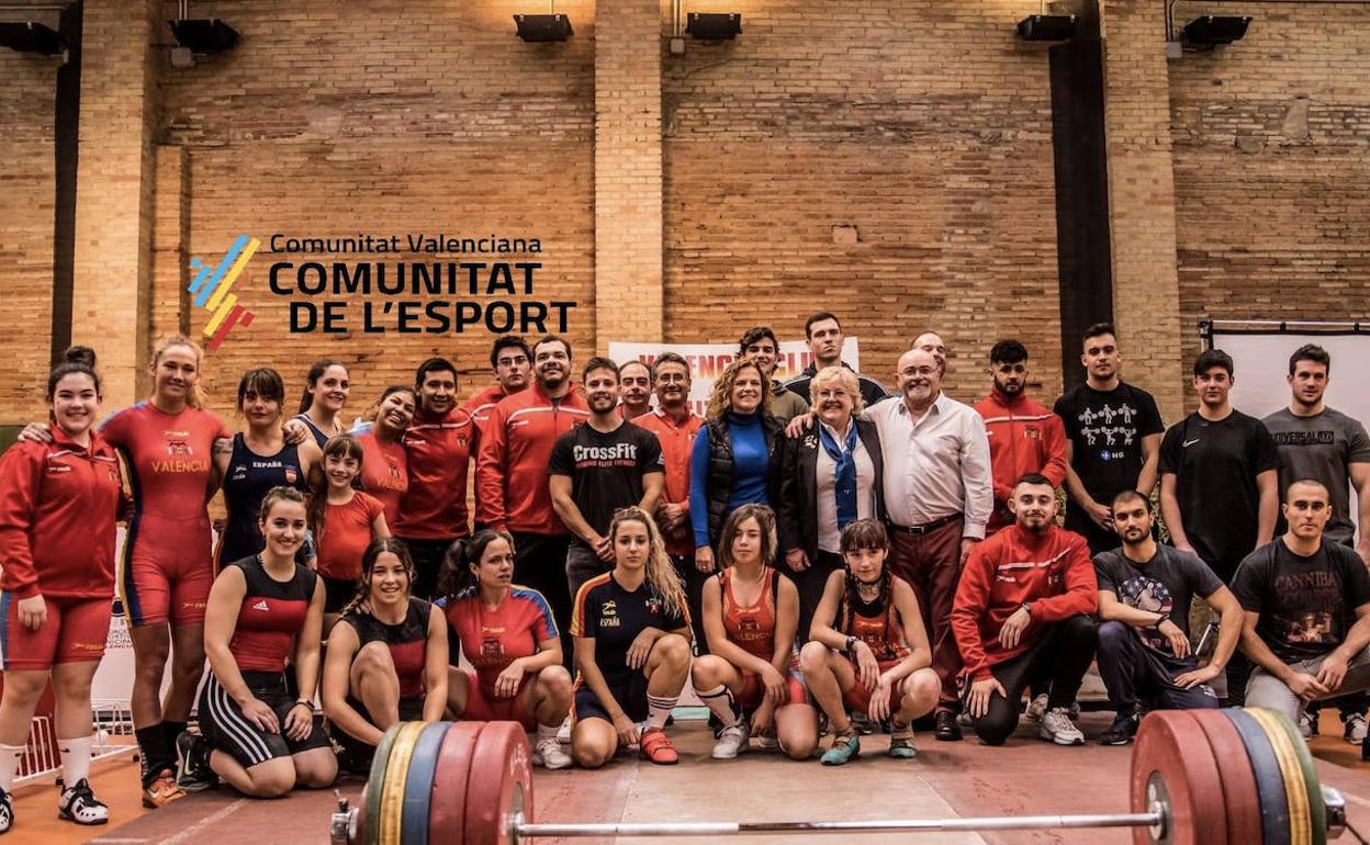 Los miembros del Valencia Club de Halterofilia, junto a Pilar Bernabé. 