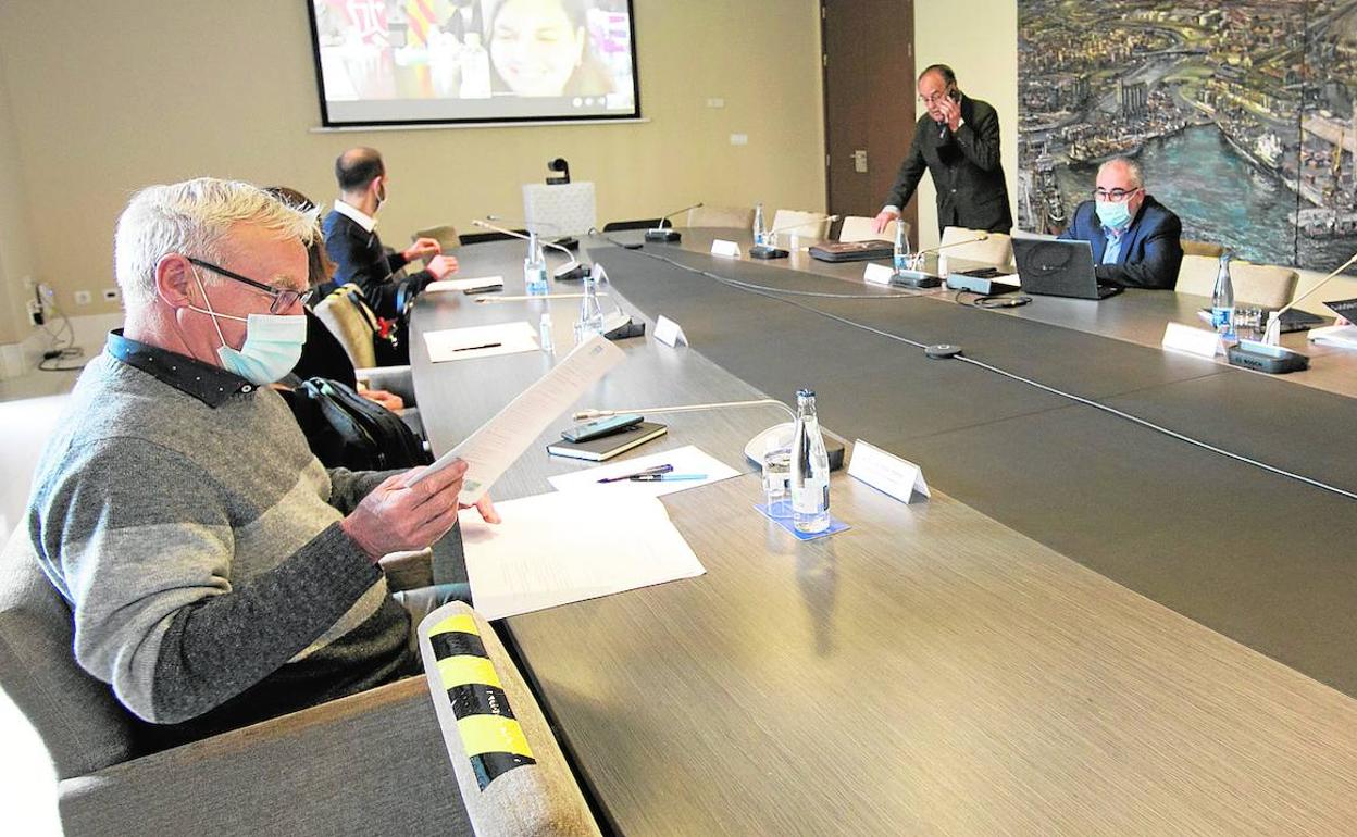 Joan Ribo y, enfrente, Aurelio Martínez, el martes en una reunión del comité asesor de la Autoridad Portuaria.