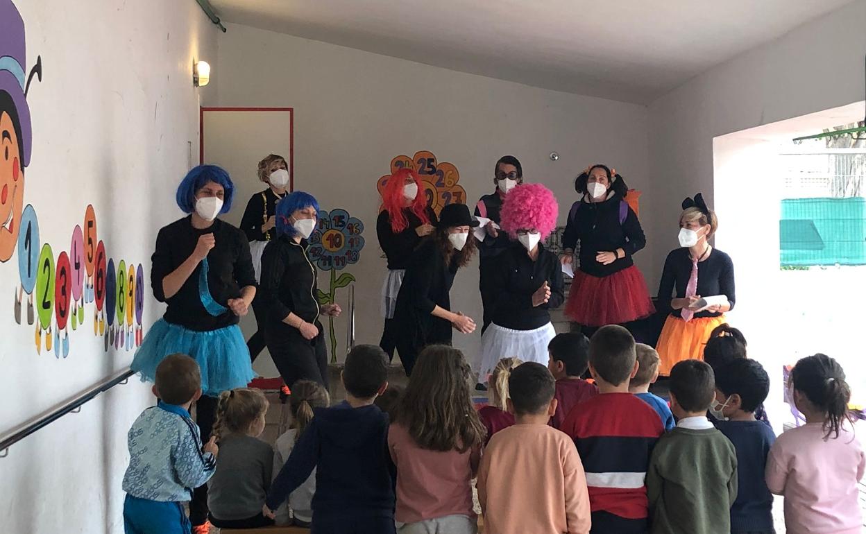 Primera de las representaciones en el centro educativo. 