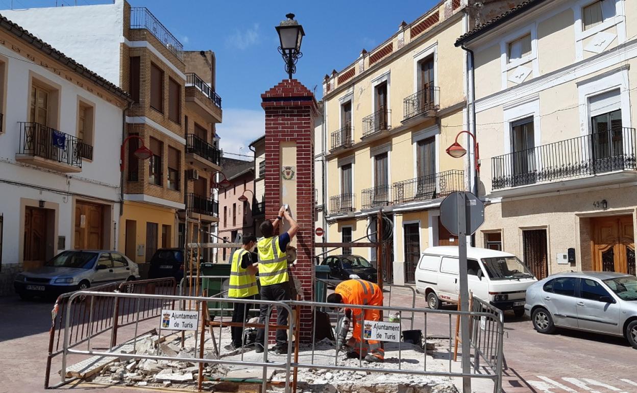 Los operarios trabajando en la fuente de la Placeta del Marqués. 
