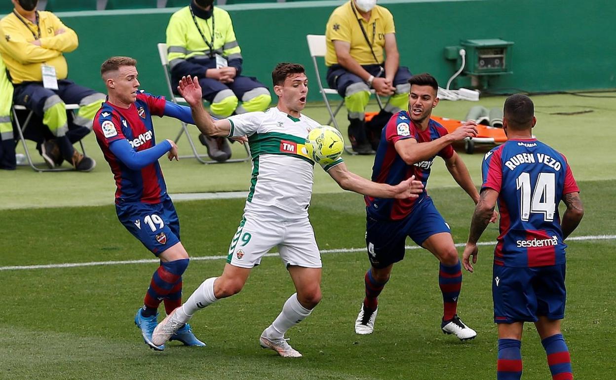 Lucas Boyé disputa el balón ante tres defensas del Levante